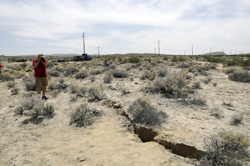 A crack from a July earthquake in Ridgecrest, Calif., which broke off a block containing a fossil. (Marcio Jose Sanchez/AP Photo)