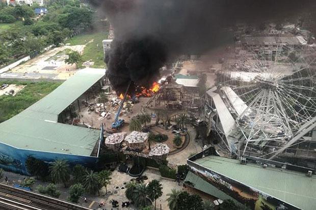 A fire is seen from the compound of Dinosaur Planet on Sukhumvit Road on Friday. (Photo from @fm91trafficpro Twitter account)