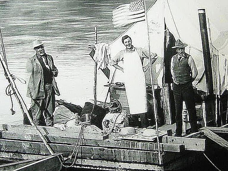 Barnum Brown, on the right (Wikimedia Commons)
